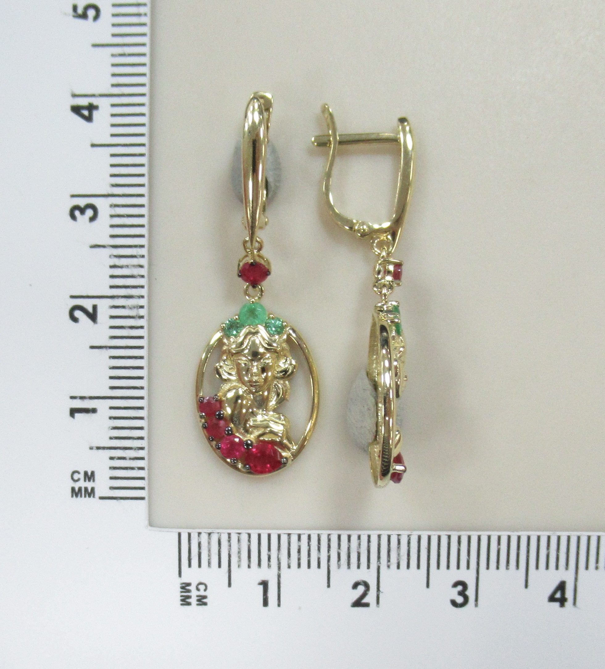 Серьги из желтого золота с изумрудами и рубинами